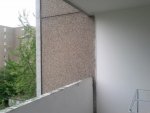 Balkon von Tür aus weit Decke und Mauer.jpg